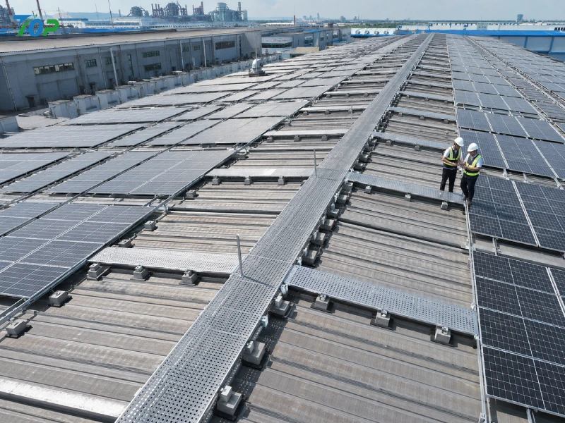 Industrial solar rooftop showing SUS304 maintenance walkway system integrated with PV array for EPC compliance and structural safety access